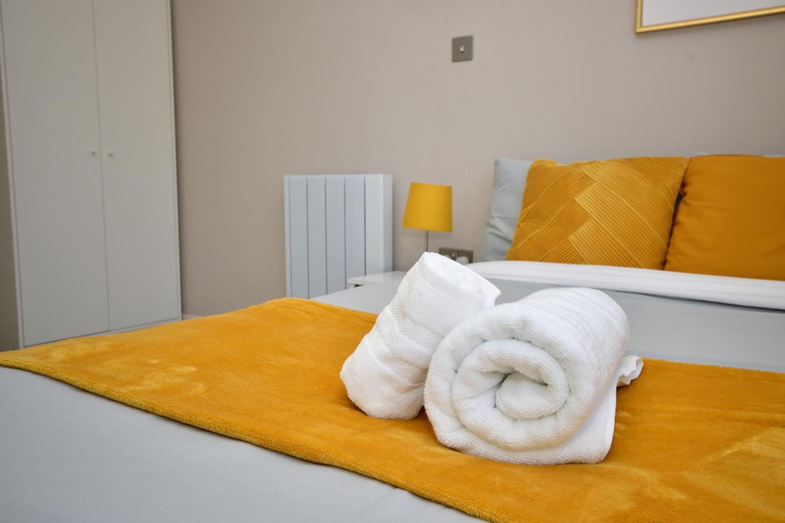 Morden Stratford 1 With Shared Bathroom *